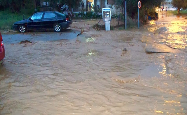 Ανάσυρθηκε νεκρή ηλικιωμένη από υπόγειο σπιτιού στο Άργος (vd)