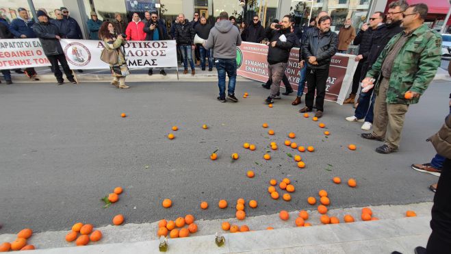 Συλλαλητήριο από αγρότες στην Τρίπολη | Πέταξαν μανταρίνια στους δρόμους - "Δεν μπορούμε να επιβιώσουμε" - Δεν αποκλείονται μπλόκα! (vd)