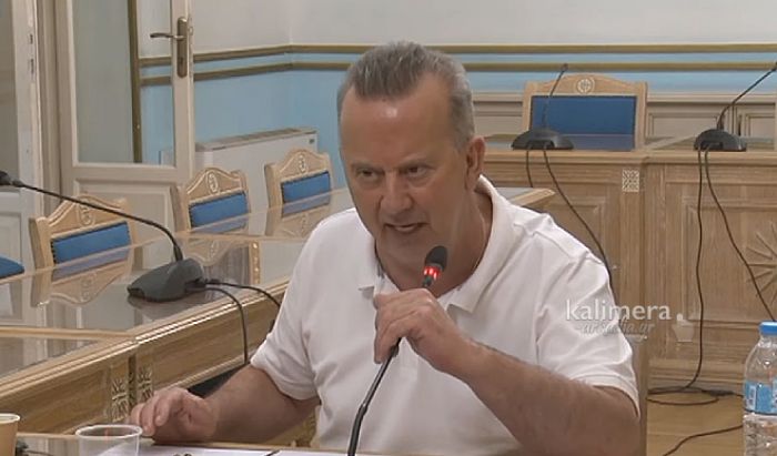 &Sigma;&kappa;&alpha;&nu;&tau;&zeta;ό&sigmaf; &sigma;&epsilon; &pi;&alpha;&rho;ά&tau;&alpha;&xi;&eta; &Tau;&alpha;&tau;&omicron;ύ&lambda;&eta;: &laquo;4-5 &mu;&epsilon;ί&nu;&alpha;&tau;&epsilon;. &Kappa;&alpha;&tau;ά &pi;&omicron;&upsilon; &theta;&alpha; &gamma;&epsilon;ί&rho;&epsilon;&tau;&epsilon;; &Omicron; &Gamma;&iota;&alpha;&nu;&nu;&alpha;&kappa;&omicron;ύ&rho;&alpha;&sigmaf; &pi;&alpha;&rho;&alpha;&kappa;&alpha;&lambda;ά&epsilon;&iota; &nu;&alpha; &gamma;ί&nu;&epsilon;&iota; &beta;&omicron;&upsilon;&lambda;&epsilon;&upsilon;&tau;ή&sigmaf;&raquo;