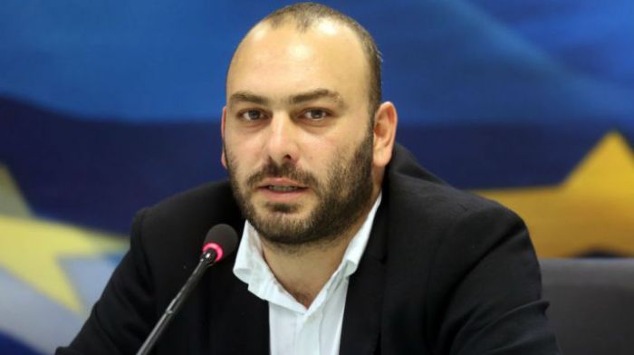 &Sigma;&tau;&eta;&nu; &Tau;&rho;ί&pi;&omicron;&lambda;&eta; &omicron; &Upsilon;&phi;&upsilon;&pi;&omicron;&upsilon;&rho;&gamma;ό&sigmaf; &Omicron;&iota;&kappa;&omicron;&nu;&omicron;&mu;ί&alpha;&sigmaf; &kappa;&alpha;&iota; &Alpha;&nu;ά&pi;&tau;&upsilon;&xi;&eta;&sigmaf; &Sigma;&tau;ά&theta;&eta;&sigmaf; &Gamma;&iota;&alpha;&nu;&nu;&alpha;&kappa;ί&delta;&eta;&sigmaf;