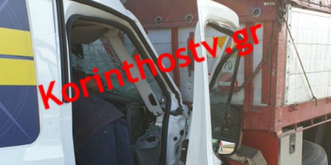 Τροχαίο στην εθνική οδό Κορίνθου – Πατρών | Βανάκι «καρφώθηκε» σε φορτηγό (vd)