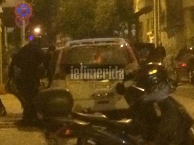 Νέα επίθεση στο σπίτι Φλαμπουράρη με πέτρες και μολότοφ - Τραυματίστηκε αστυνομικός, 19 προσαγωγές