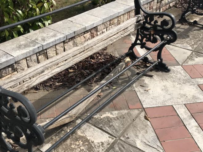 Τζιούμης για τα σπασμένα παγκάκια στην Αγία Βαρβάρα: &quot;Για γέλια και για κλάματα&quot;