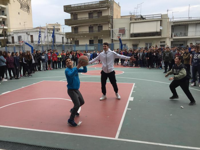 Μπάλα ... τέλος για τους μαθητές στα προαύλια των σχολείων!
