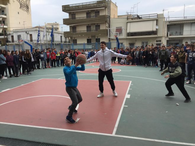 Μπάλα ... τέλος για τους μαθητές στα προαύλια των σχολείων!