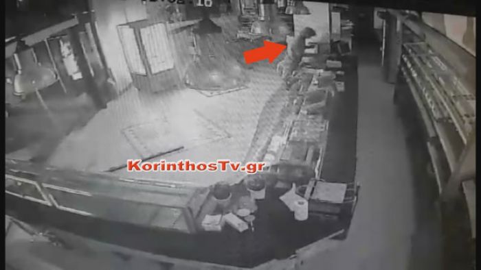 Κόρινθος: "Κατέβασαν" τη τζαμαρία με αγροτικό για να κλέψουν την ταμειακή (vd)