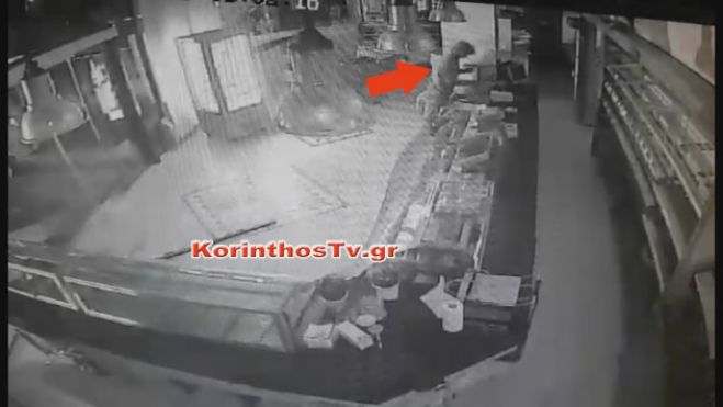 Κόρινθος: &quot;Κατέβασαν&quot; τη τζαμαρία με αγροτικό για να κλέψουν την ταμειακή (vd)