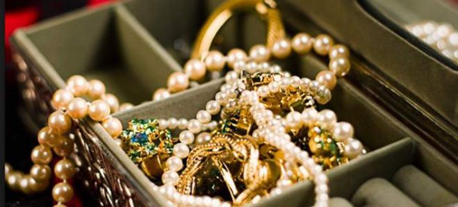 Έ&rho;&chi;&epsilon;&tau;&alpha;&iota; &eta; "&delta;ή&lambda;&omega;&sigma;&eta; &pi;&lambda;&omicron;ύ&tau;&omicron;&upsilon;"!