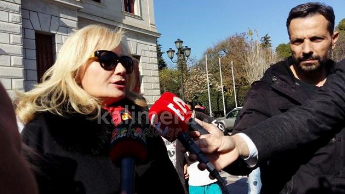 &Sigma;&tau;&eta;&nu; &Tau;&rho;ί&pi;&omicron;&lambda;&eta; &eta; &Nu;&iota;&kappa;&omicron;&lambda;&omicron;ύ&lambda;&eta;: &laquo;&Omicron;&iota; &sigma;&upsilon;&nu;ή&gamma;&omicron;&rho;&omicron;&iota; &tau;&eta;&sigmaf; &kappa;&alpha;&tau;&eta;&gamma;&omicron;&rho;&omicron;ύ&mu;&epsilon;&nu;&eta;&sigmaf; έ&delta;&epsilon;&iota;&xi;&alpha;&nu; &sigma;&alpha;&nu; &nu;&alpha; &mu;&eta;&nu; ή&theta;&epsilon;&lambda;&alpha;&nu; &nu;&alpha; &kappa;&alpha;&tau;&alpha;&theta;έ&sigma;&omega;&raquo; (vd)