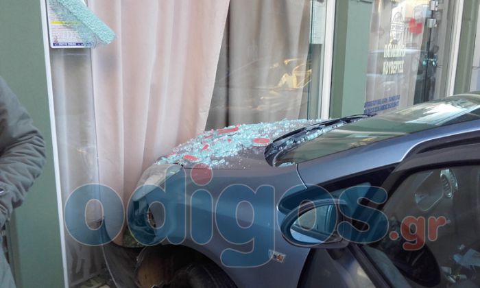 Αυτοκίνητο "καρφώθηκε" σε κατάστημα στον Πύργο!