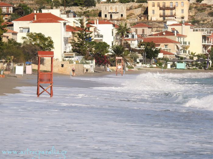 «Κολυμπάνε» στο νερό οι ναυαγοσωστικοί πύργοι στην &quot;Ακτή Καλλιστώ&quot;