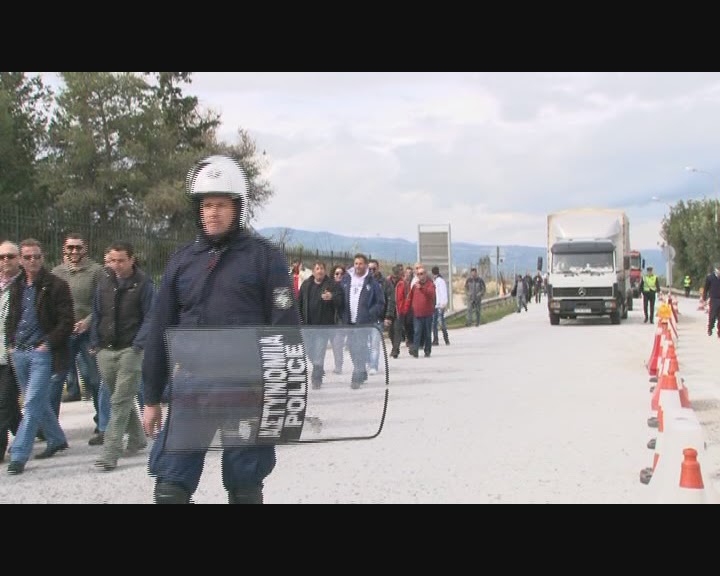 «Μπλόκο» των αγροτών στα διόδια Ζευγολατιού (vd)