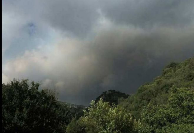 Συνεχίζει να καίει η φωτιά στο Κακαλέτρι της Μεσσηνίας