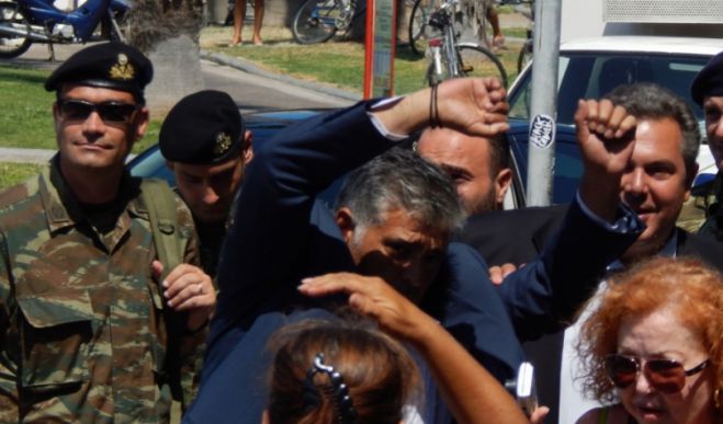 Αυγά και μπουκάλια πέταξαν στον Καμμένο (vd)