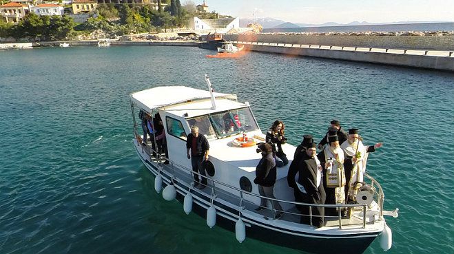 Από καΐκι ο Μητροπολίτης Αλέξανδρος έριξε τον τίμιο Σταυρό στη θάλασσα του Παραλίου (εικόνες)