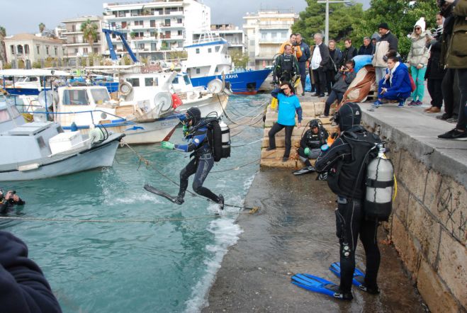 Έβγαλαν ένα σωρό σκουπίδια από το βυθό του λιμένα Καλαμάτας!
