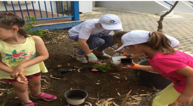 Παιδιά φύτευσαν δένδρα στις κατασκηνώσεις του Παραλίου Άστρους