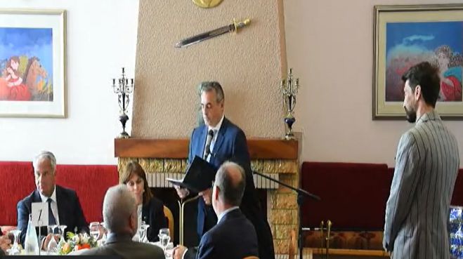 LIVE - Ά&lambda;&omega;&sigma;&eta; | &Tau;&omicron; &gamma;&epsilon;ύ&mu;&alpha; &pi;&rho;&omicron;&sigmaf; &tau;&iota;&mu;ή&nu; &tau;&eta;&sigmaf; &Pi;&rho;&omicron;έ&delta;&rho;&omicron;&upsilon; &tau;&eta;&sigmaf; &Delta;&eta;&mu;&omicron;&kappa;&rho;&alpha;&tau;ί&alpha;&sigmaf; &sigma;&tau;&eta;&nu; &Tau;&rho;ί&pi;&omicron;&lambda;&eta;