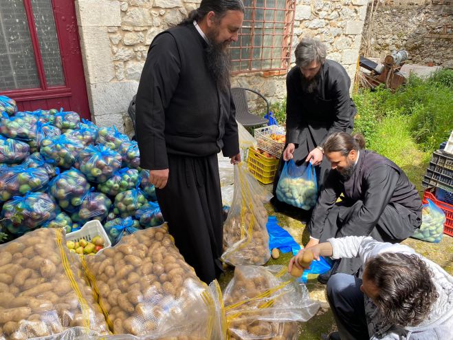 "Δέματα αγάπης" για το Πάσχα από την Εκκλησία στην Τρίπολη (εικόνες)