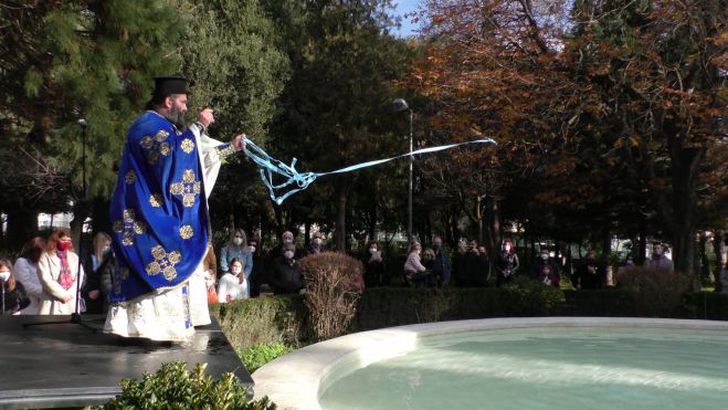 &Sigma;&tau;&omicron;&nu; &Pi;&rho;&omicron;&phi;ή&tau;&eta; &Eta;&lambda;ί&alpha; &gamma;&iota;&omicron;&rho;&tau;ά&sigma;&tau;&eta;&kappa;&alpha;&nu; &tau;&alpha; &Theta;&epsilon;&omicron;&phi;ά&nu;&epsilon;&iota;&alpha; &sigma;&tau;&eta;&nu; &Tau;&rho;ί&pi;&omicron;&lambda;&eta; (vd)
