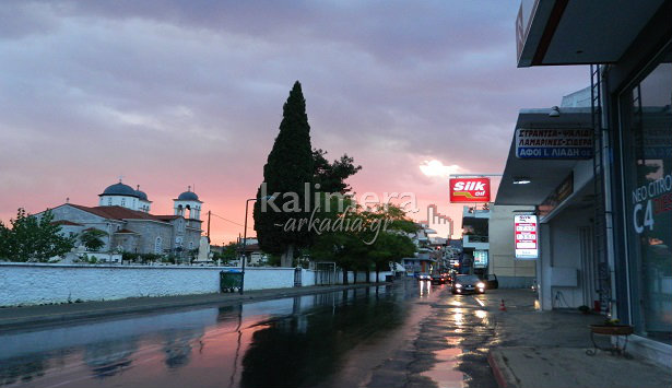 Η Τρίπολη μετά από βροχή με φόντο..πολύχρωμο ουρανό!