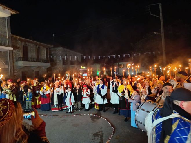 Η Βυτίνα φώτισε τη μνήμη της Επανάστασης με τη Λαμπαδηφορία (εικόνες)