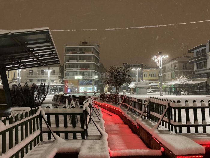 &Eta; &chi;&iota;&omicron;&nu;&iota;&sigma;&mu;έ&nu;&eta; &Tau;&rho;ί&pi;&omicron;&lambda;&eta; ... &mu;έ&sigma;&alpha; &alpha;&pi;ό &phi;&omega;&tau;&omicron;&gamma;&rho;&alpha;&phi;&iota;&kappa;ά "&kappa;&lambda;&iota;&kappa;"