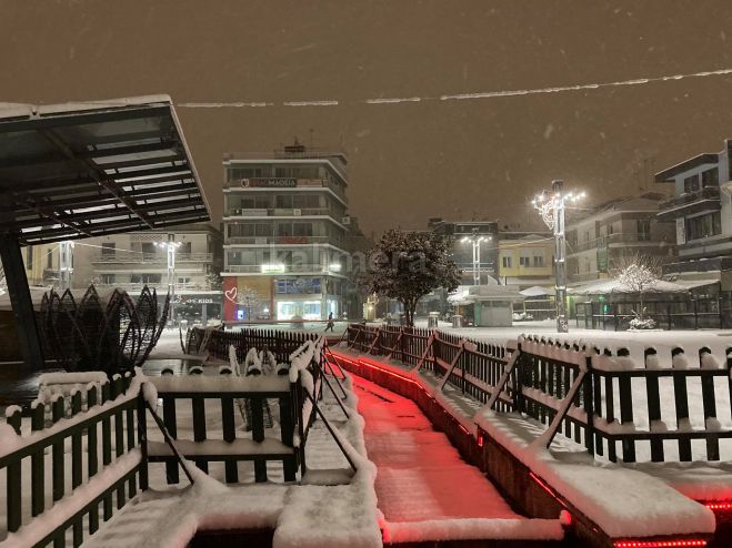 &Eta; &chi;&iota;&omicron;&nu;&iota;&sigma;&mu;έ&nu;&eta; &Tau;&rho;ί&pi;&omicron;&lambda;&eta; ... &mu;έ&sigma;&alpha; &alpha;&pi;ό &phi;&omega;&tau;&omicron;&gamma;&rho;&alpha;&phi;&iota;&kappa;ά "&kappa;&lambda;&iota;&kappa;"