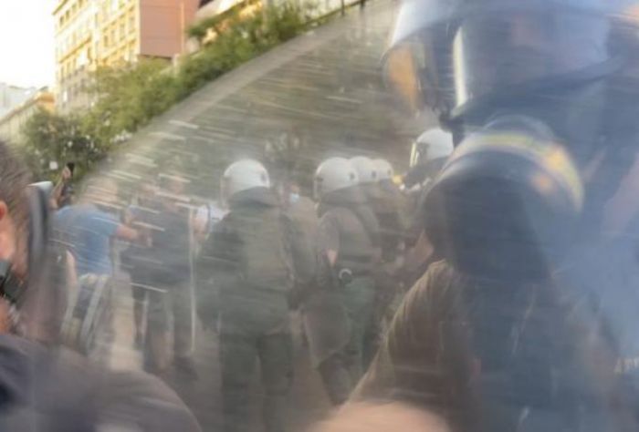 Η αστυνομία χτύπησε ξανά δημοσιογράφους και φωτορεπόρτερ (vd)