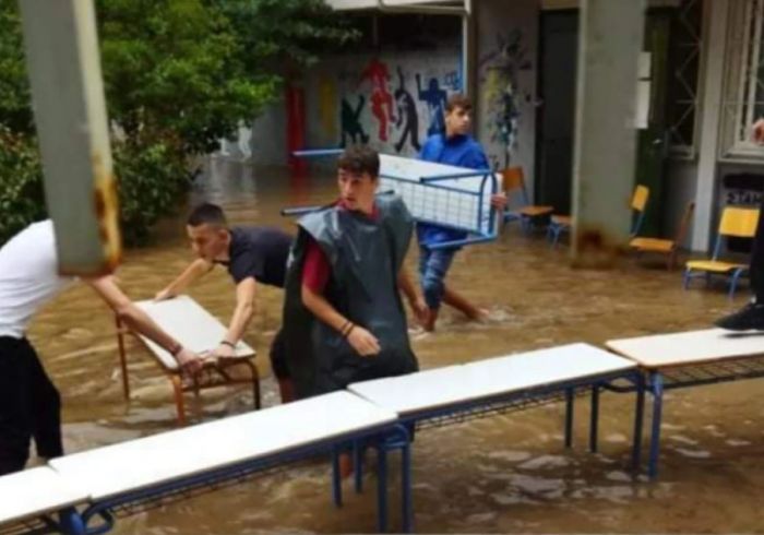 Κακοκαιρία - Νέα Φιλαδέλφεια | Μαθητές έφτιαξαν... γέφυρα με θρανία για να βγουν από πλημμυρισμένες τάξεις