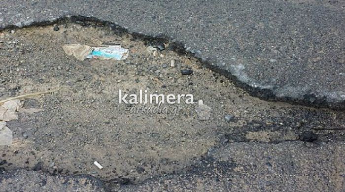 &Sigma;&epsilon; &kappa;&alpha;&kappa;ό &chi;ά&lambda;&iota; &omicron; &delta;&rho;ό&mu;&omicron;&sigmaf; &sigma;&tau;&eta;&nu; &omicron;&delta;ό &laquo;&Gamma;&epsilon;&rho;&mu;&alpha;&nu;&omicron;ύ &Delta;&eta;&mu;ά&kappa;&omicron;&upsilon;&raquo; &sigma;&tau;&eta;&nu; &Tau;&rho;ί&pi;&omicron;&lambda;&eta; (&epsilon;&iota;&kappa;ό&nu;&epsilon;&sigmaf;)