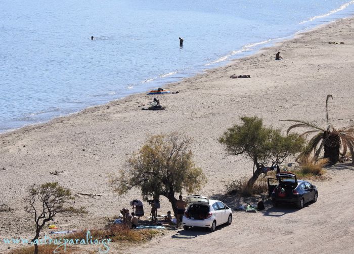 Παράλιο Άστρος | Οι ... τολμηροί συνεχίζουν τις βουτιές στη θάλασσα! (vd)