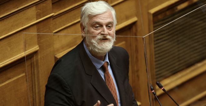 Σάλος με δηλώσεις βουλευτή της ΝΔ περί συνεπιμέλειας: &quot;Μπορεί ένας σύζυγος να δέρνει και να απατά, αλλά να είναι καλός γονιός&quot;