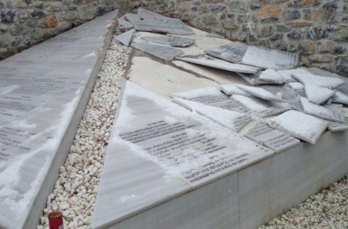 &Sigma;&Upsilon;&Rho;&Iota;&Zeta;&Alpha; &Alpha;&rho;&kappa;&alpha;&delta;ί&alpha;&sigmaf; &gamma;&iota;&alpha; &tau;&omicron;&nu; &beta;&alpha;&nu;&delta;&alpha;&lambda;&iota;&sigma;&mu;ό &mu;&nu;&eta;&mu;&epsilon;ί&omicron;&upsilon; &sigma;&tau;&omicron;&nu; Ά&gamma;&iota;&omicron; &Alpha;&theta;&alpha;&nu;ά&sigma;&iota;&omicron;: "&Tau;έ&tau;&omicron;&iota;&epsilon;&sigmaf; &alpha;&kappa;&rho;&alpha;ί&epsilon;&sigmaf; &pi;&rho;ά&xi;&epsilon;&iota;&sigmaf; &delta;&epsilon;&nu; έ&chi;&omicron;&upsilon;&nu; &theta;έ&sigma;&eta; &sigma;&tau;&eta; &delta;&eta;&mu;&omicron;&kappa;&rho;&alpha;&tau;ί&alpha; &mu;&alpha;&sigmaf;"