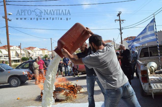 Αργολίδα | Αγρότες και κτηνοτρόφοι έχυσαν γάλα και πέταξαν ντομάτες! (vd)