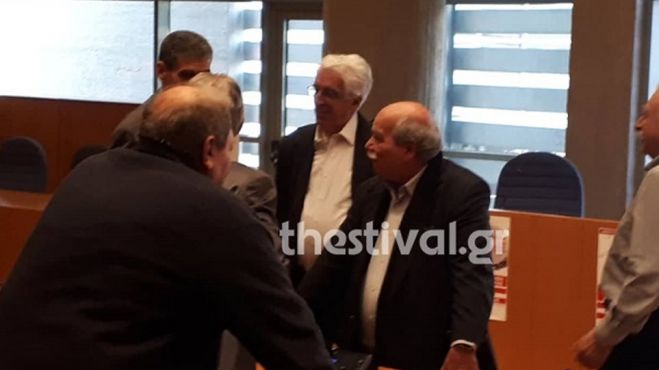 Αποδοκιμασίες πολιτών σε Βούτση: &quot;Θα πληρώσετε για την προδοσία των Πρεσπών&quot; (vd)