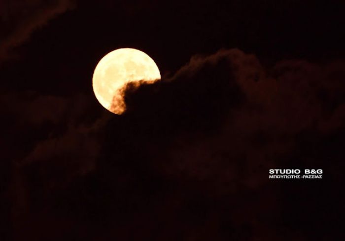 Η Πανσέληνος του Οκτωβρίου πάνω από το Ναύπλιο (εικόνες)