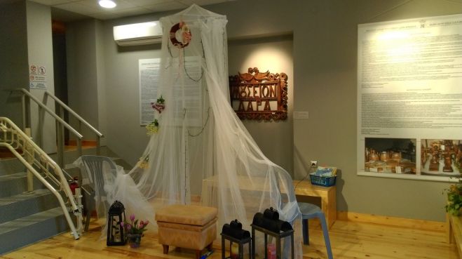 &Mu;&omicron;&upsilon;&sigma;&epsilon;ί&omicron; &Delta;ά&rho;&alpha;- Έ&tau;&omicron;&iota;&mu;&omicron; &tau;&omicron; &sigma;&kappa;&eta;&nu;&iota;&kappa;ό &gamma;&iota;&alpha; &pi;&alpha;&iota;&delta;&iota;ά! (&epsilon;&iota;&kappa;ό&nu;&epsilon;&sigmaf;)