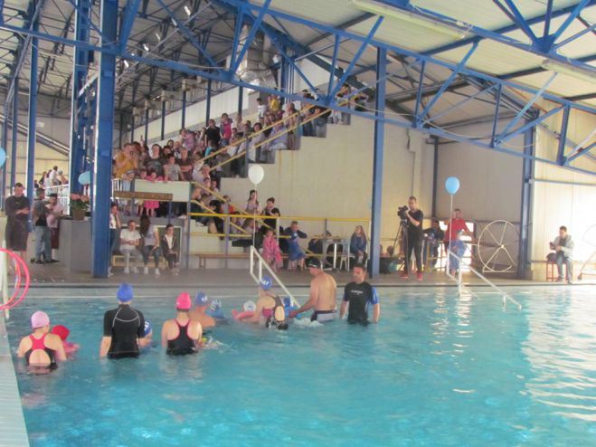 &Eta; &gamma;&iota;&omicron;&rho;&tau;ή &tau;&eta;&sigmaf; &mu;&iota;&kappa;&rho;ή&sigmaf; &pi;&iota;&sigma;ί&nu;&alpha;&sigmaf; &sigma;&tau;&eta;&nu; &Tau;&rho;ί&pi;&omicron;&lambda;&eta; (&epsilon;&iota;&kappa;ό&nu;&epsilon;&sigmaf;)