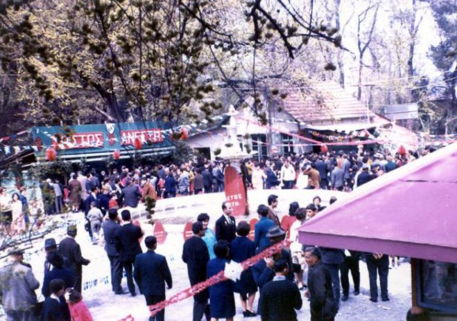 &Omicron;&iota; &gamma;&iota;&omicron;&rho;&tau;έ&sigmaf; &tau;&omicron;&upsilon; &Pi;ά&sigma;&chi;&alpha; (1965 &kappa;&alpha;&iota; 1966) &sigma;&tau;&eta;&nu; &pi;&alpha;&lambda;&iota;ά &Tau;&rho;ί&pi;&omicron;&lambda;&eta;! (&epsilon;&iota;&kappa;ό&nu;&epsilon;&sigmaf;)