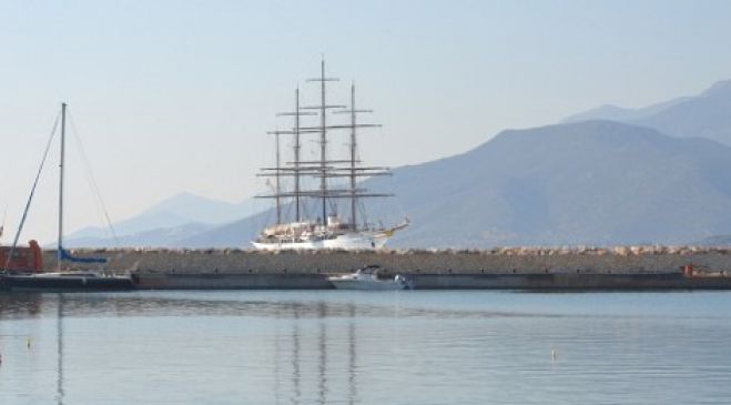 Το πρώτο κρουαζιερόπλοιο στο νέο λιμάνι του Παραλίου!