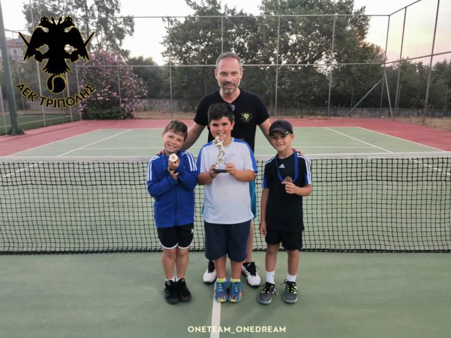 &Tau;&rho;&epsilon;&iota;&sigmaf; &pi;&rho;&omega;&tau;&iota;έ&sigmaf; &gamma;&iota;&alpha; &tau;&omicron;&nu; ό&mu;&iota;&lambda;&omicron; &tau;έ&nu;&iota;&sigmaf; &tau;&eta;&sigmaf; &Alpha;&Epsilon;&Kappa; &Tau;&rho;ί&pi;&omicron;&lambda;&eta;&sigmaf; &sigma;&tau;&eta;&nu; &Sigma;&pi;ά&rho;&tau;&eta;