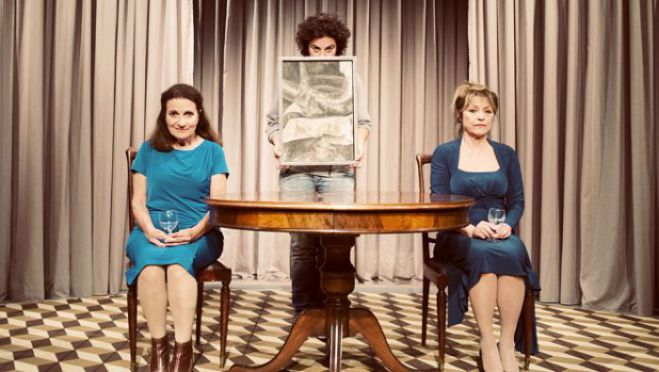 &Alpha;&pi;ό &sigma;ή&mu;&epsilon;&rho;&alpha; &eta; &theta;&epsilon;&alpha;&tau;&rho;&iota;&kappa;ή &pi;&alpha;&rho;ά&sigma;&tau;&alpha;&sigma;&eta; &laquo;&Alpha;έ&rho;&alpha;&sigmaf;&raquo; &sigma;&tau;&omicron; &Mu;&alpha;&lambda;&lambda;&iota;&alpha;&rho;&omicron;&pi;&omicron;ύ&lambda;&epsilon;&iota;&omicron;