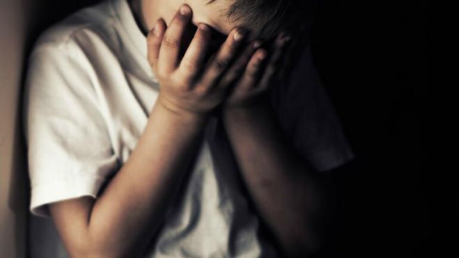 Θεσσαλονίκη | Βασάνιζαν 5χρονο αγοράκι – Έσβηναν τσιγάρα πάνω του και χτυπούσαν το κεφάλι του στον τοίχο
