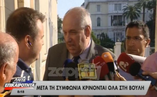 Έξαλλος ο Κουίκ με δημοσιογράφο του Ant1 και ξένο καμεραμάν (vd)!
