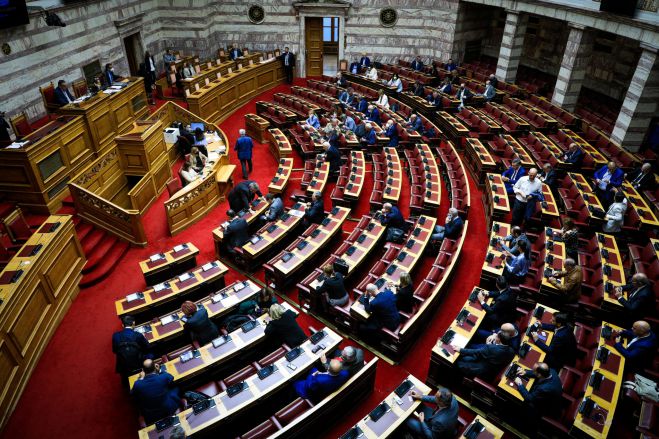 Κακός χαμός στη Βουλή με Μητσοτάκη – Τζανακόπουλο: «Θα πρέπει να ντρέπεσαι»