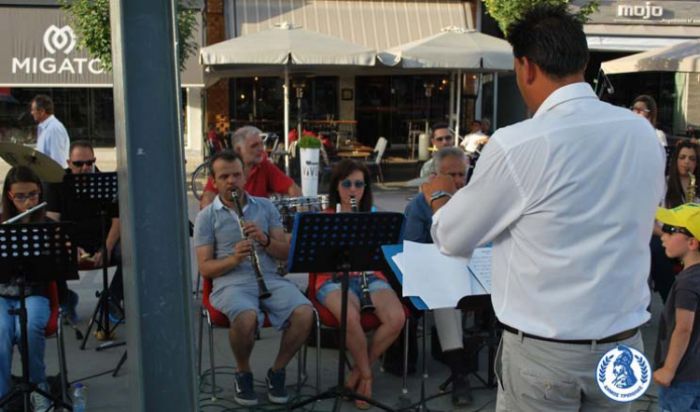 Η &quot;ανοιχτή πρόβα&quot; της Φιλαρμονικής στην Πλατεία Πετρινού! (vd)