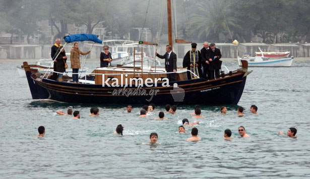 Αγιασμός των Υδάτων - Δύο μαθητές έπιασαν το Σταυρό στο βροχερό Παράλιο (vd)