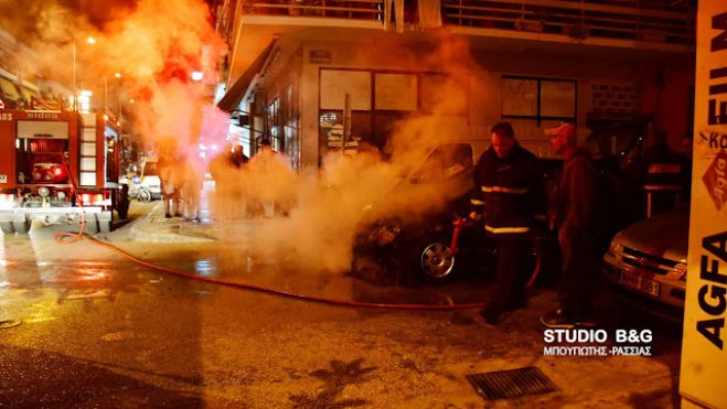 Φωτιά σε αυτοκίνητο στο Ναύπλιο (vd)