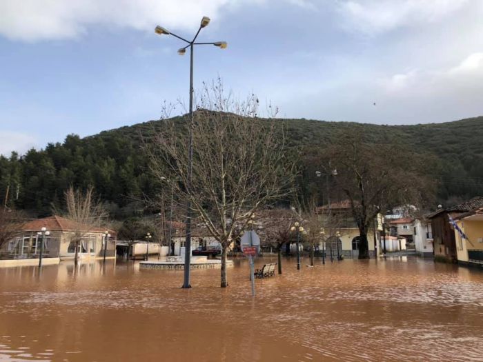 Κάτοικος Ζευγολατιού: "Παλεύαμε μόνοι μας μέσα στη νύχτα να ανοίξουμε τα φρεάτια" (vd)